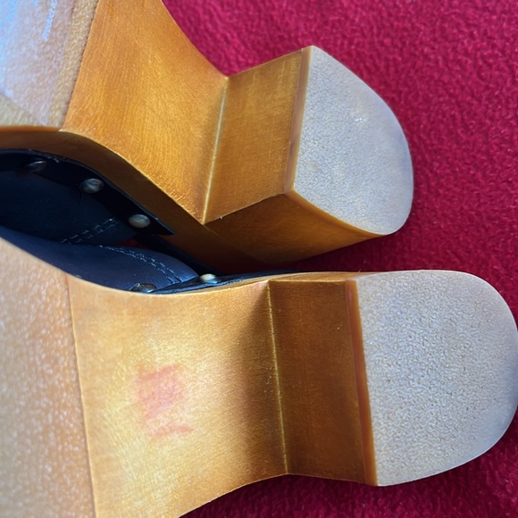 UGG size 7 - Picture 11 of 17